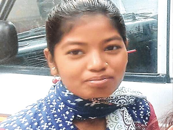 দৃষ্টান্ত: আলেমা খাতুনকে পুরস্কৃত করল একটি স্বেচ্ছাসেবী সংস্থা। নিজস্ব চিত্র