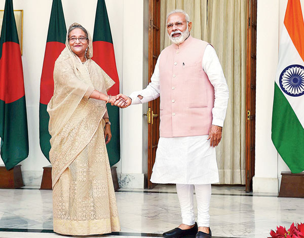 বন্ধুত্ব: পারস্পরিক সুসম্পর্ক বজায় রাখা দুই দেশের কাছেই সমান গুরুত্বপূর্ণ। ভারত সফরে নরেন্দ্র মোদীর সঙ্গে শেখ হাসিনা। পিটিআই