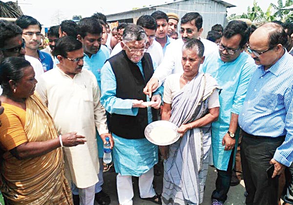 পরীক্ষা: সাবেক ছিটে চাল দেখছেন মন্ত্রী। নিজস্ব চিত্র