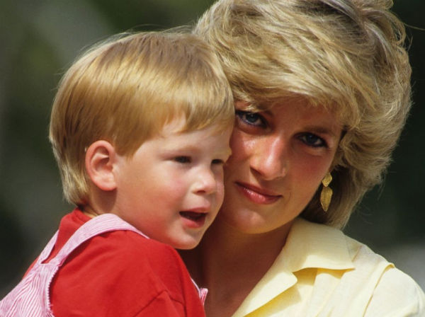 মা ডায়ানার সঙ্গে ছোট্ট হ্যারি। 