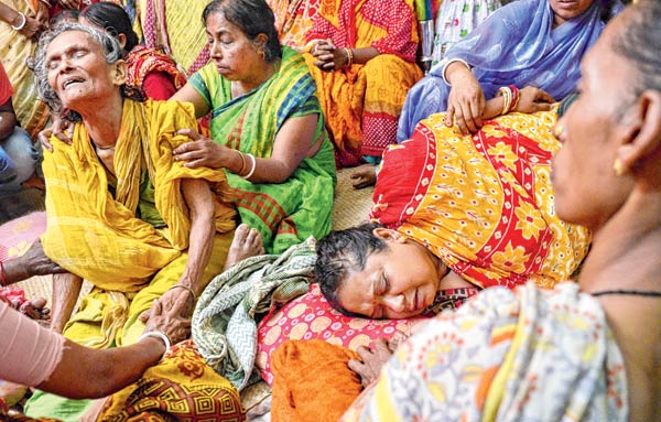 শোকাহত: কান্নায় ভেঙে পড়েছেন আত্মীয়েরা। বগুলায়। নিজস্ব চিত্র