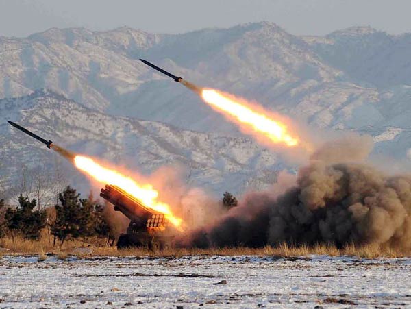 মঙ্গলবার ইরানের সরকারি সংবাদমাধ্যম দাবি করেছে, পাকিস্তান-ইরান সীমান্তের ওই জায়গায় জঙ্গিদের দু’টি ঘাঁটি ক্ষেপণাস্ত্র এবং ড্রোনের সাহায্যে ধ্বংস করা হয়েছে।