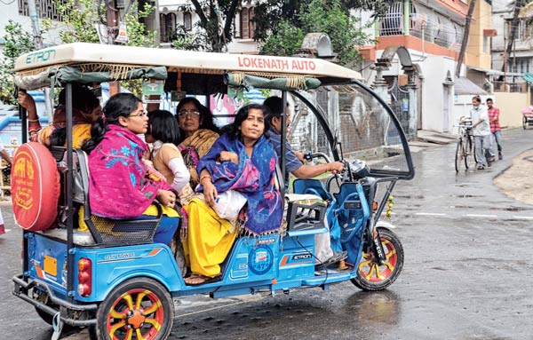 ঠান্ডা: চাদর জড়িয়ে টোটোতে। শিলিগুড়ির পথে। ছবি: বিশ্বরূপ বসাক