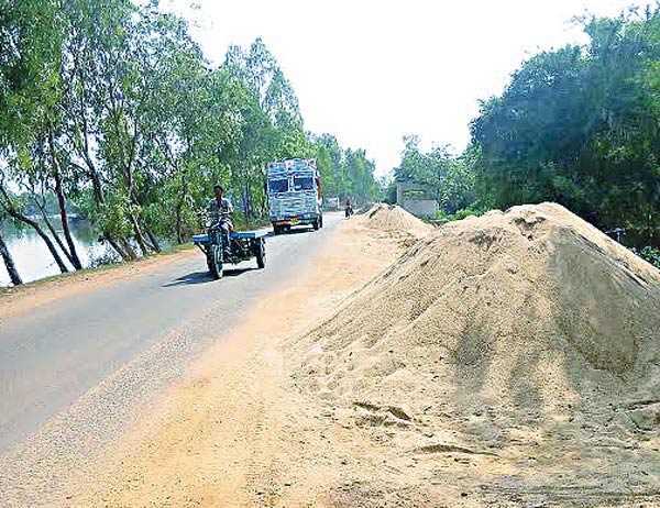 People are in trouble as a main road is filled up with sand
