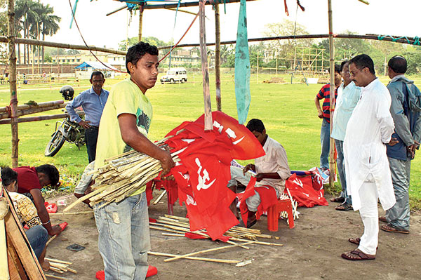 প্রস্তুতি: কোচবিহারে ইয়েচুরির সভার প্রস্তুতি। —নিজস্ব চিত্র।