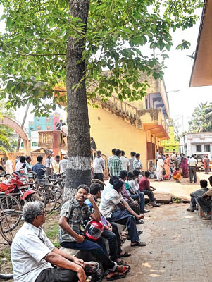 বৃক্ষছায়ে: ঘাটাল মহকুমা আদালতে গাছতলাই ভরসা। নিজস্ব চিত্র