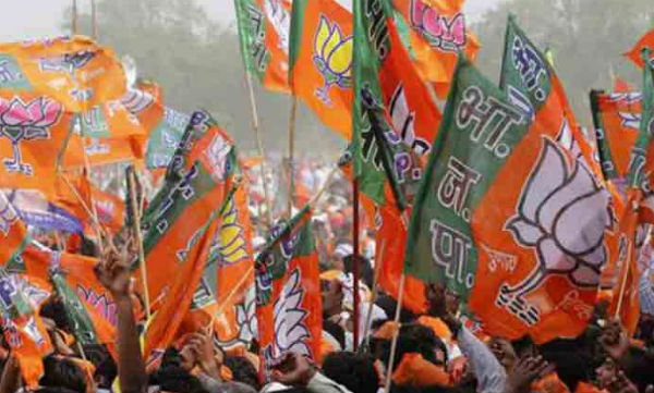 2 Fractions of BJP supporters clashed with each other in front of Minister dgtl