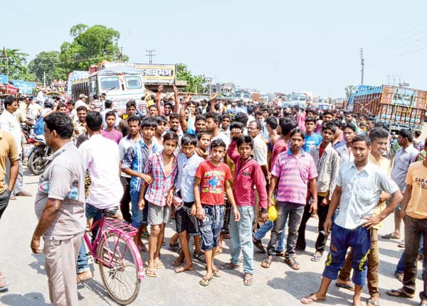 অবরোধ: ৩৪ নম্বর জাতীয় সড়কে চলছে বিক্ষোভ। নিজস্ব চিত্র