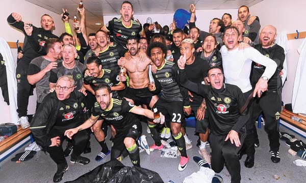 Chelsea celebrats league title with Antonio Conte after win over West Brom