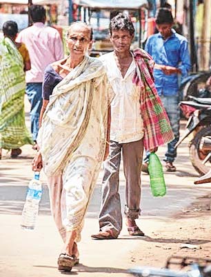 দুর্ভোগ: অনেকটা হেঁটে আনতে হচ্ছে পানীয় জল। নিজস্ব চিত্র