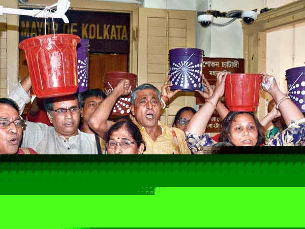 Opposition party member's agitaion agaist the water crisis in Municipality session