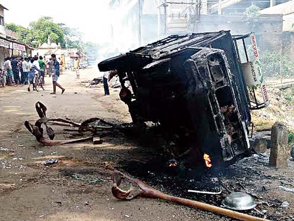 Youth died in accident, Police attacked by dwellers