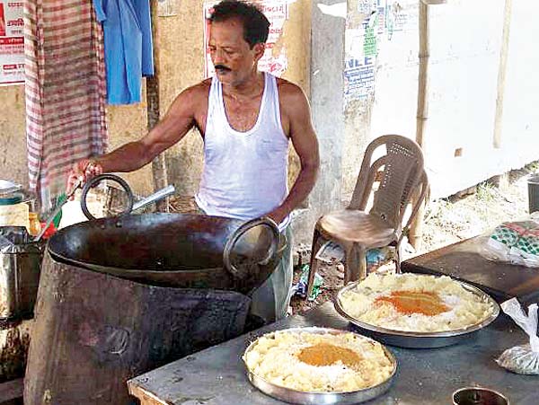 অস্বাস্থ্যকর: রাস্তার ধারেই চলছে রান্না। খড়্গপুরের এক রেস্তোরাঁয়। —নিজস্ব চিত্র।