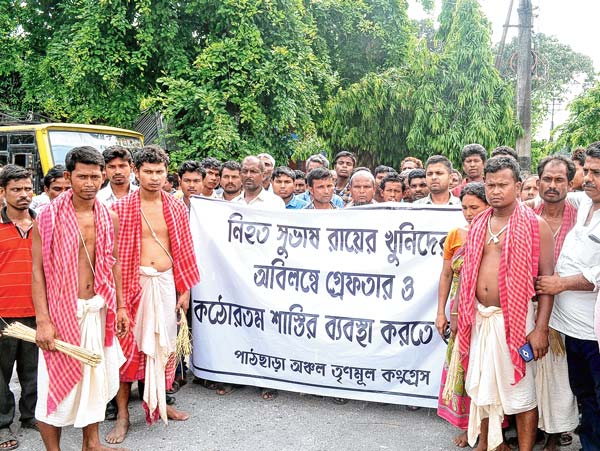 একজোট: মৃতদের পরিজনদের পাশে বাসিন্দারা। নিজস্ব চিত্র