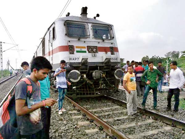 Rail Blockade for Irregular train service at khanyan