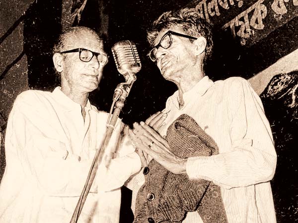 ১৯৬৭: নকশালবাড়িতে এক সভায় চারু মজুমদার (ডান দিকে)। ফাইল চিত্র
