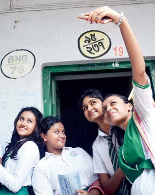 উচ্ছ্বল-দিন: ফল প্রকাশের পরে। শনিবার বনগাঁর একটি স্কুলে। ছবি: নির্মাল্য প্রামাণিক