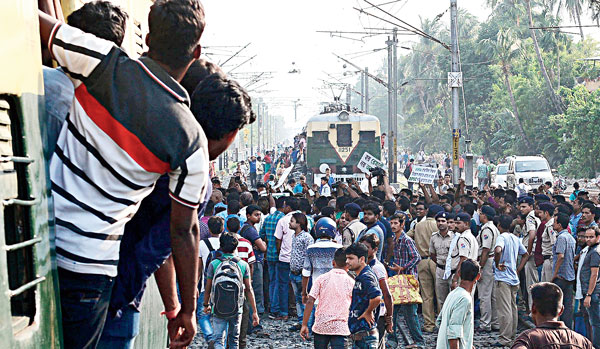 অবরুদ্ধ: যাত্রা আটকে প্রতিবাদ টেট পরীক্ষার্থীদের। বুধবার, বারাসতে। ছবি: বিশ্বনাথ বণিক