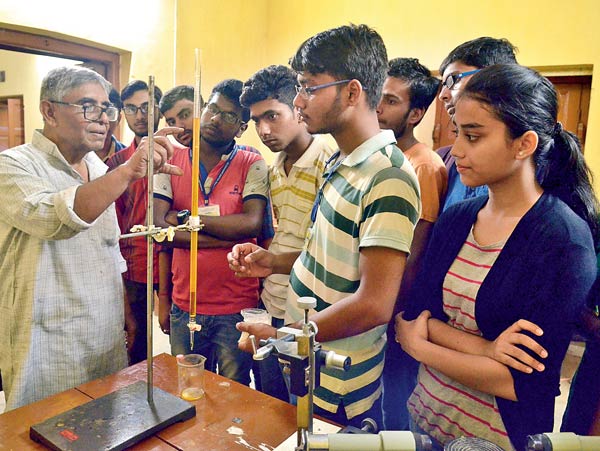 পরীক্ষা: বিজ্ঞানের খঁুটিনাটি শিখছেন পড়ুয়ারা। —নিজস্ব চিত্র।