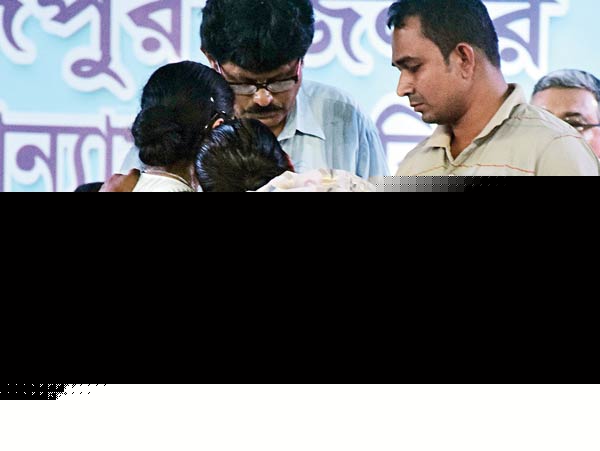 Mamata Banerjee entered suddenly in a meeting and gave strong messages to party members