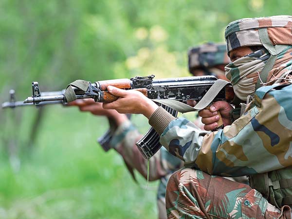 প্রস্তুত: জঙ্গি দমন অভিযানে ভারতীয় সেনা। কাশ্মীরের সোপিয়ানে বৃহস্পতিবার। ছবি: এফপি।