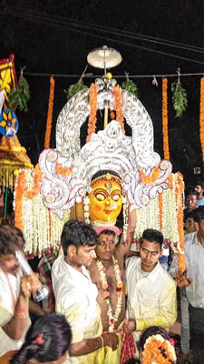 জাঁক: দেবী মূর্তি নিয়ে শোভাযাত্রা। নিজস্ব চিত্র