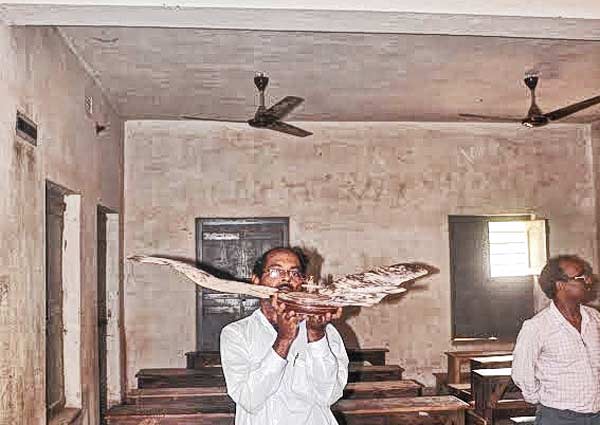 Ceiling fan in class room falls, 4 injured