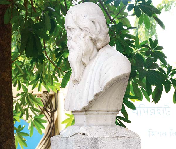 Broken Rabindranath Tagore's statue to worship at Basirhat