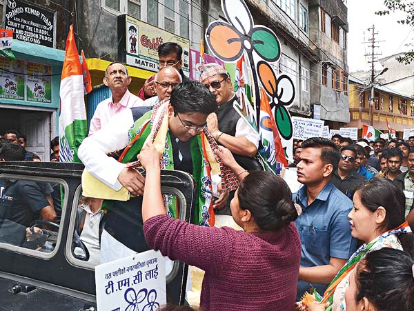 প্রচার: কার্শিয়াঙে পুরভোটের আগে মিছিলে অভিষেক বন্দ্যোপাধ্যায়। ছবি: বিশ্বরূপ বসাক।