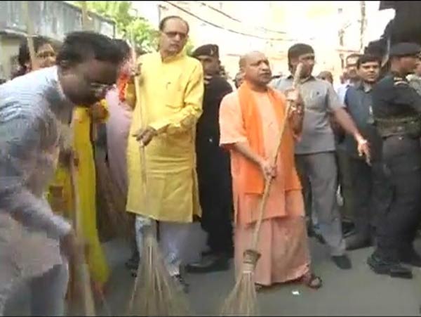 Adityanath Yogi clean the City with Broom