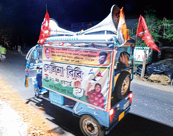 প্রচার। টোটোয় চেপে। ডোমকলে। ছবি: সাফিউল্লা ইসলাম।