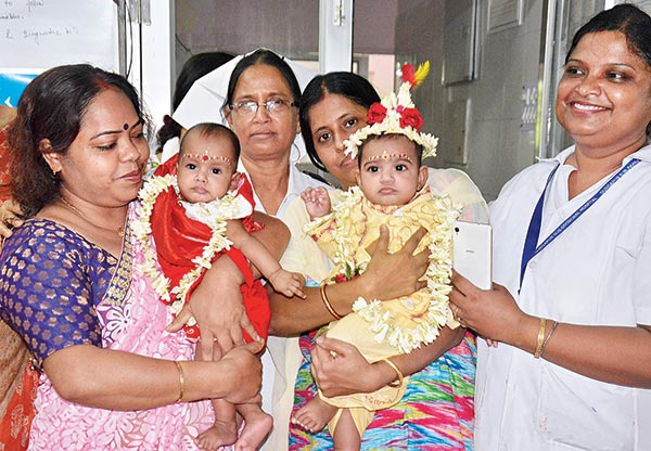 আদরে: কৃষ ও তৃষার অন্নপ্রাশনে। শুক্রবার দুর্গাপুরে। —নিজস্ব চিত্র।