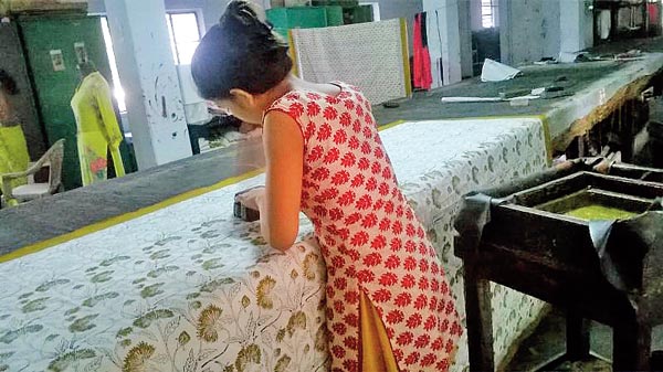 আশ্রিতা: হোমে একমনে কাপড়ে ব্লক প্রিন্টের কাজ করছে সাফি আখতার