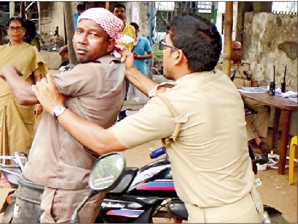 প্রকাশ্যে: বাঁকুড়ার কলেজ মোড়ে। —নিজস্ব চিত্র ।