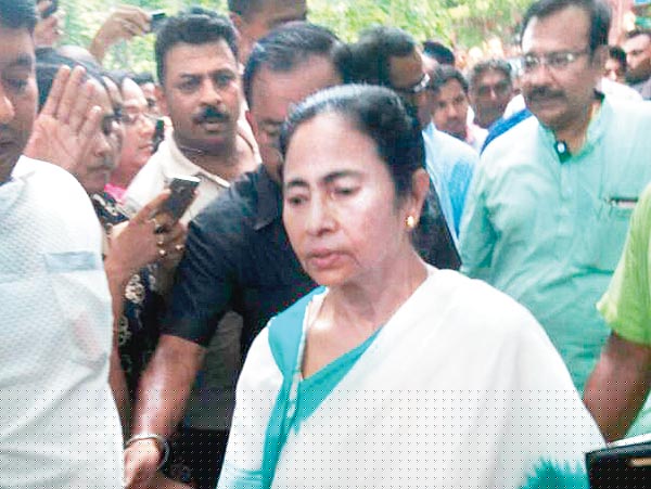 Mamata visits SSKM and asks KMC to take over cleanliness at hospital
