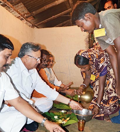 ভোজ: মেদিনীপুরে এক আদিবাসী পরিবারে মধ্যাহ্নভোজ সারছেন ছত্তীসগঢ়ের মুখ্যমন্ত্রী রমন সিংহ। ছবি: সৌমেশ্বর মণ্ডল