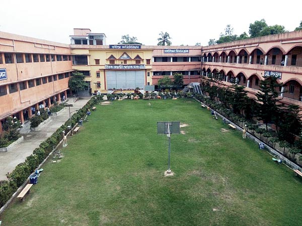 Headmaster gives message to be motivated to improve the school