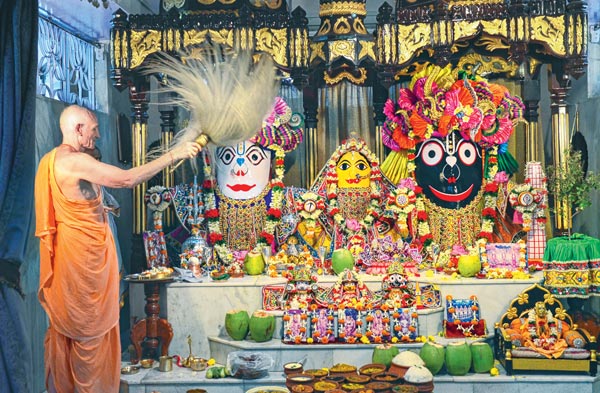 জয়-জগন্নাথ: স্নানযাত্রার পর শনিবার খুলল মন্দিরের দ্বার। রাজাপুরে। ছবি: সুদীপ ভট্টাচার্য