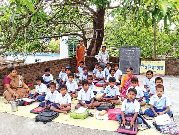 নেই-ছাদ: গাছতলায় বসেই পড়াশোনা। লালগোলায়। নিজস্ব চিত্র