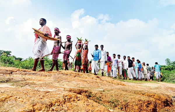 উদযাপন:বিষ্ণুপুরের মড়ার গ্রামের ২ নম্বর ক্যাম্পে। নিজস্ব চিত্র