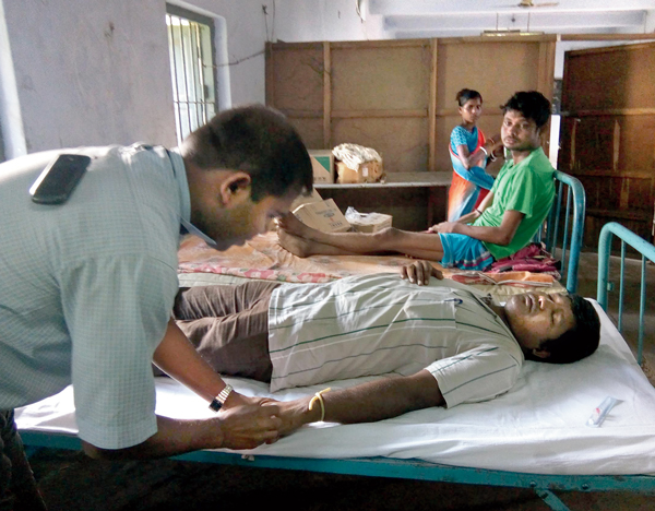 শুশ্রষা: বোলপুর প্রাথমিক স্বাস্থ্যকেন্দ্রে রঞ্জিত বিশ্বাস। শুক্রবার। ছবি: বিশ্বজিৎ রায়চৌধুরী