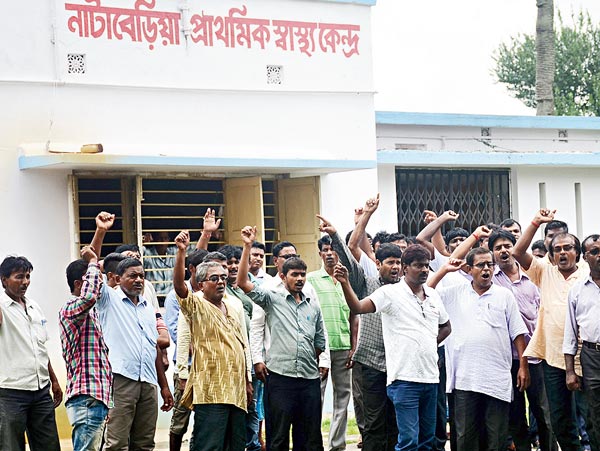 বিক্ষোভ: আন্দোলনে গ্রামবাসীরা নিজস্ব চিত্র