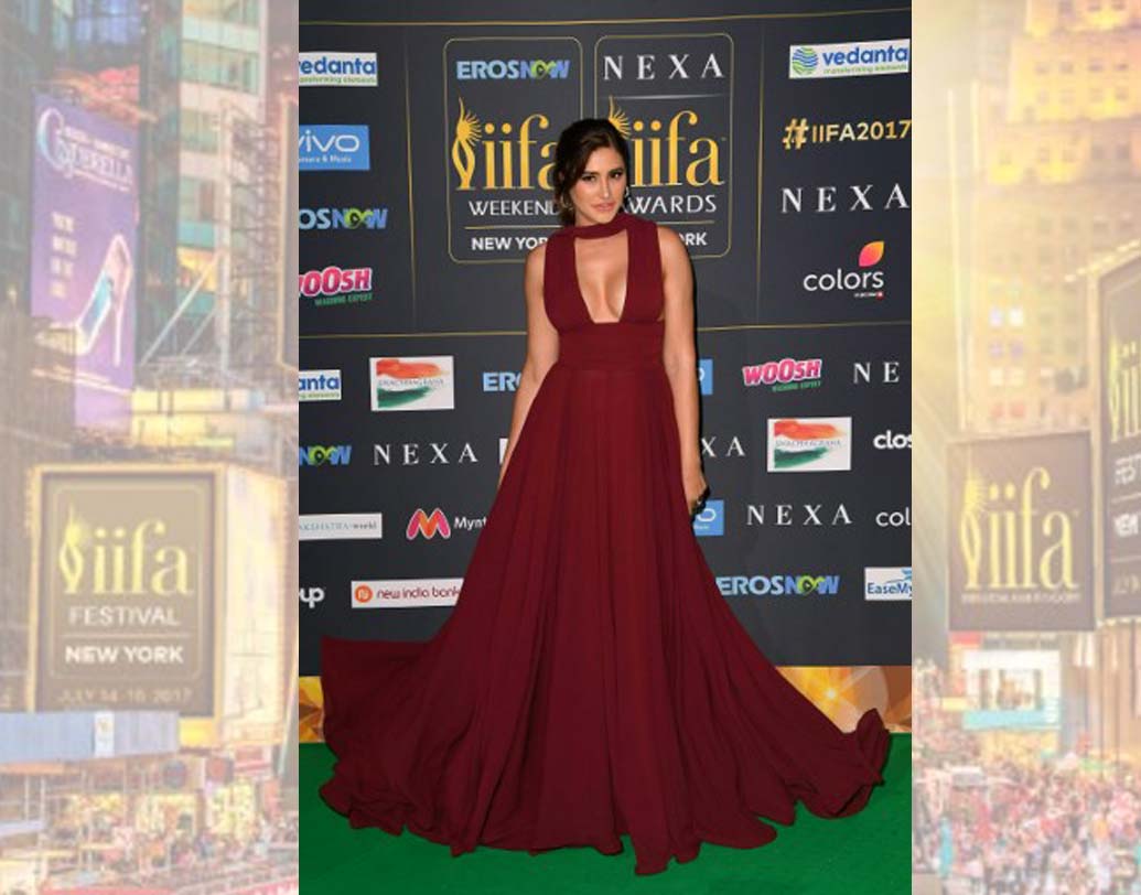 রক্তরঙা ইভিনিং গাউন। পায়ে কালো হাই-হিল। কানে হিরের দুল। ভারতীয় ডিজাইনার গৌরী ও নয়নিকার তৈরি গাউনে বোল্ড লুক।