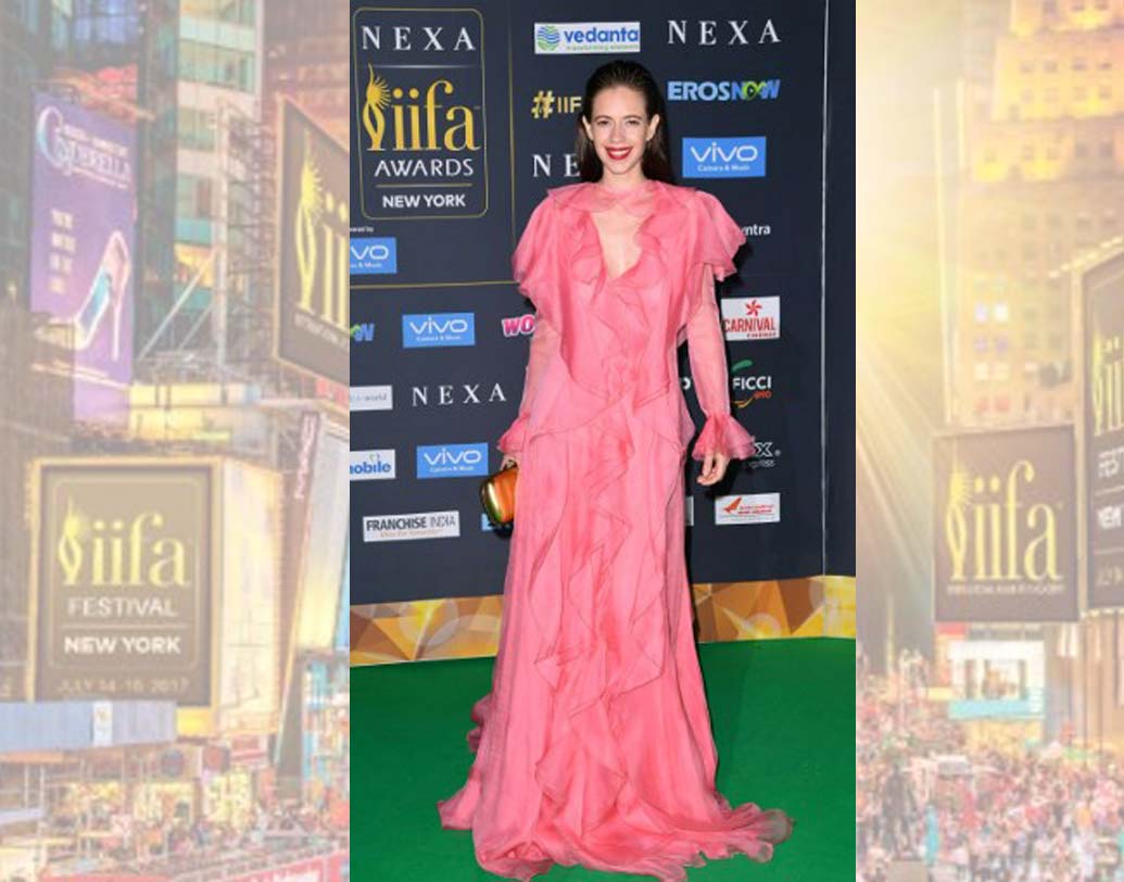 না, সমালোচকেরা কল্কির ফ্যাশন সেন্স নিয়েও নাক সিঁটকেছেন। গুচির একটি পিঙ্ক রাফলড গাউন পরেছিলেন কল্কি।