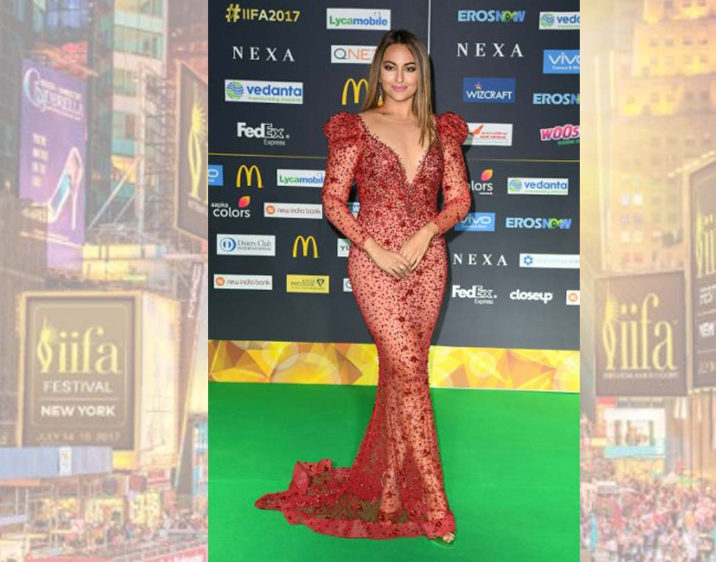 মোহিত রাইয়ের ডিজাইন করা একটি লাল লং গাউনে সোনাক্ষীও ছিলেন বেমানান। শিয়র প্যানেল আর ছড়ানো নেকলাইনে মোটেই খোলেনি তাঁর সাজ।