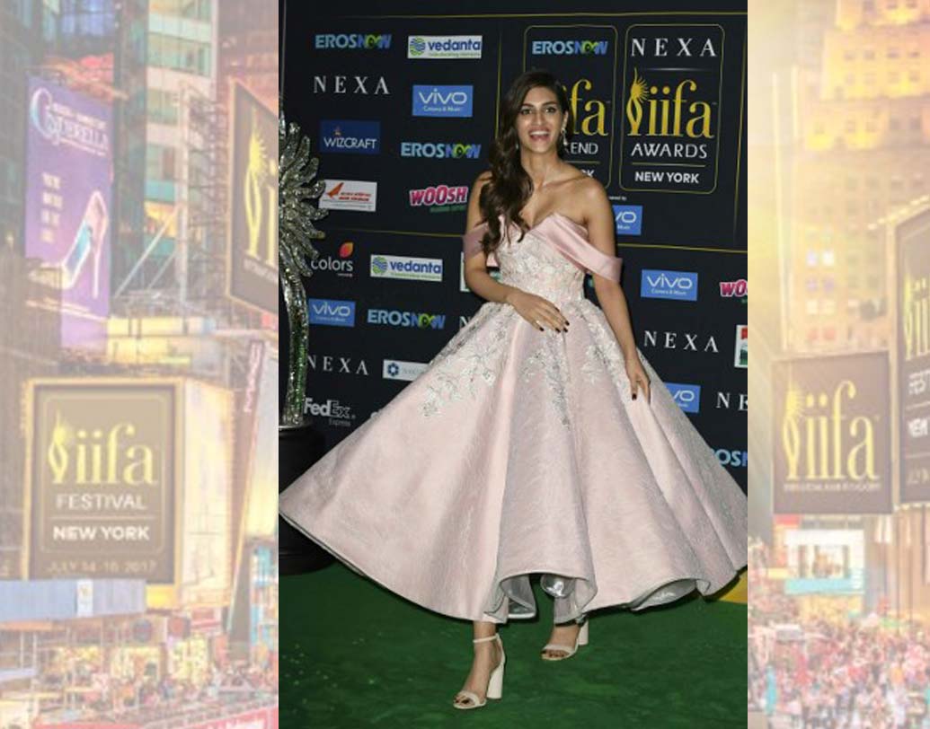 অফ শোল্ডার সাহসী গাউনে কৃতী শ্যাননকে দেখাচ্ছিল বেশ মিষ্টি। অ্যাওয়ার্ড অনুষ্ঠানের রাতের জন্য মার্ক বামগার্নারের পোশাক বেছেছিলেন কৃতী।