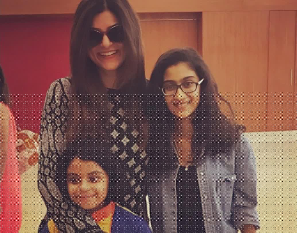 প্রাক্তন মিস ইউনিভার্স ও অভিনেত্রী সুস্মিতা সেনও কিন্তু দুই মেয়ের মা। দীর্ঘ আইনি টানাপড়েনের পর ২৫ বছর বয়সী সুস্মিতা প্রথম সন্তান রিনিকে দত্তক নিয়েছিলেন। এর পর ২০১০-এ আলিশারও মা হন সুস্মিতা।