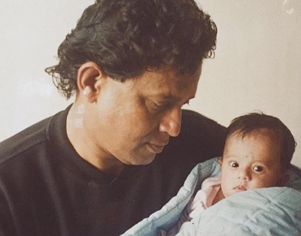 তিন সন্তানের বাবা হওয়ার পরে আরও এক কন্যা সন্তানকে দত্তক নেন মিঠুন চক্রবর্তী। দত্তক নেওয়ার সময় কয়েক মাস বয়স ছিল শিশুটির। দিশানি চক্রবর্তী কিন্তু এখন অনেকটাই বড়। শোনা গিয়েছে দিশানি নাকি অভিনেত্রী হতে চান।