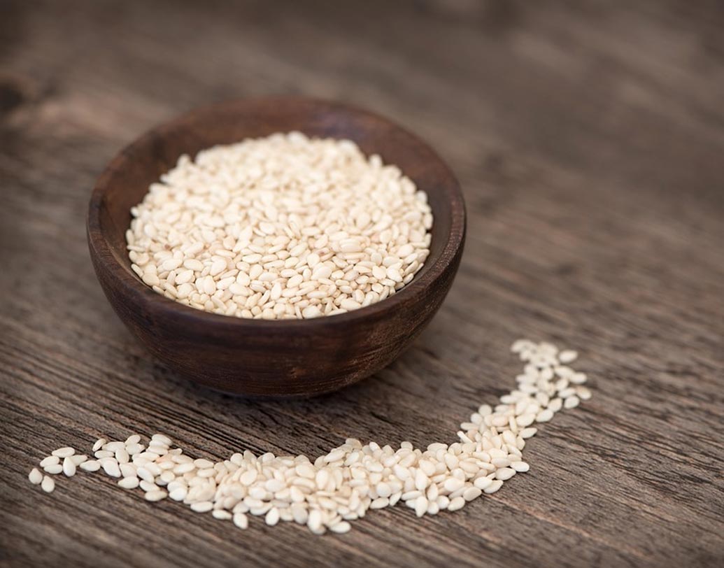 তিল: নারকেল তেলের মতোই চুলের জন্য উপকারি তিল। তিলের নাড়ু, চাকলি এই সময় খেলে চুল পড়া রুখতে সাহায্য করবে। একই রকম ভাবে নারকেল তেলের সঙ্গে তিল গরম করেও লাগাতে পারেন চুলে।