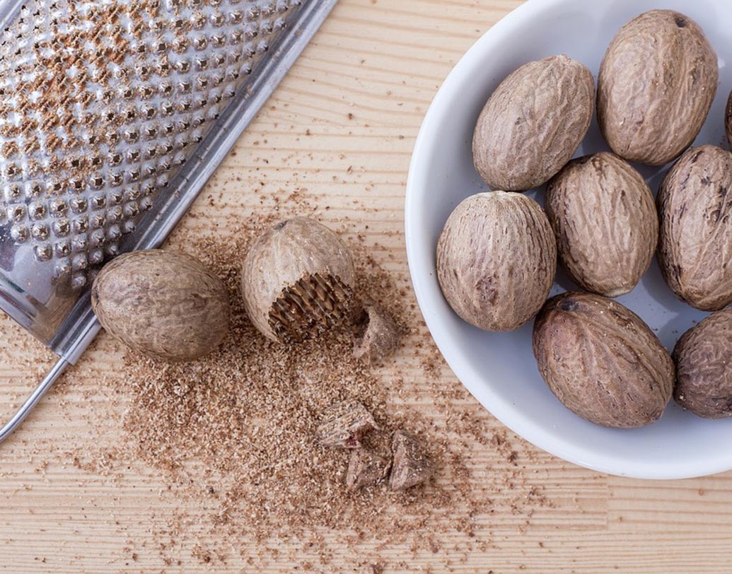 জায়ফল: রাতে ঘুমনোর আগে এক গ্লাস দুধে সামান্য জায়ফল গুঁড়ো দিয়ে খেলে পেট ভাল থাকবে। ঘুম ভাল হবে।